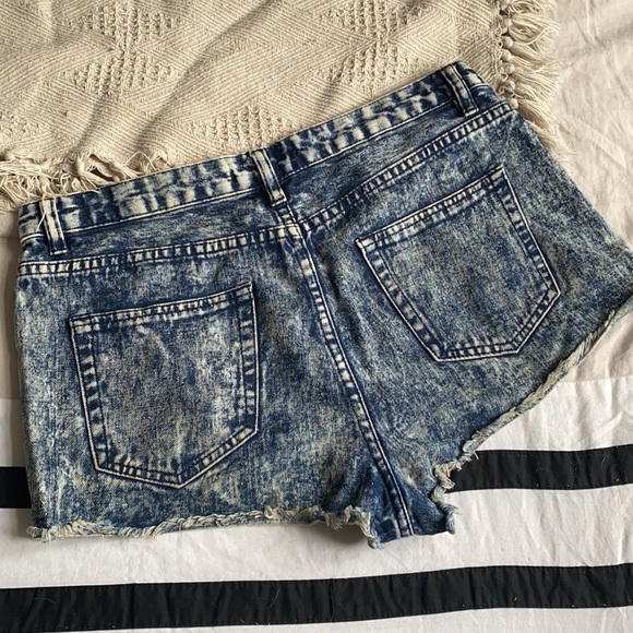 Forever 21 Acid Wash Denim Shorts - Picture 3 of 4